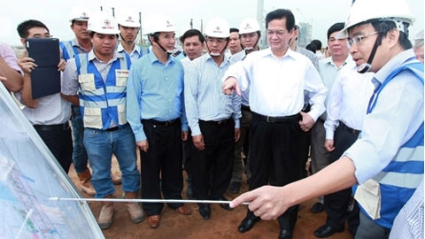 Thủ tướng Nguyễn Tấn Dũng kiểm tra tiến độ thực hiện Dự án Trung tâm nhiệt điện Duyên Hải. Ảnh: LÂM KHÁNH (TTXVN)