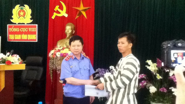 Ông Nguyễn Việt Hùng - Chánh Văn phòng Viện Kiểm sát Nhân dân tối cao trao hai quyết định kháng nghị tái thẩm và tạm đình chỉ thi hành án cho ông  Nguyễn Thanh Chấn.