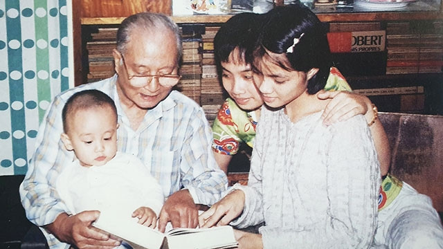 Nhà văn Bùi Hiển và các cháu trong gia đình. Ảnh tư liệu