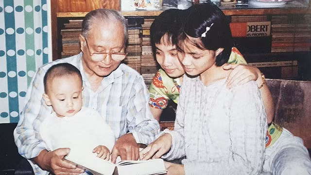 Nhà văn Bùi Hiển và các cháu trong gia đình. Ảnh tư liệu