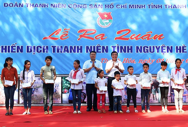Các đại biểu trao quà cho thiếu nhi có hoàn cảnh khó khăn ở xã Phúc Thịnh.