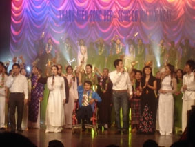 Trong ảnh: Ca sĩ Mỹ Linh và Quang Dũng
(áo trắng ở giữa) biểu diễn ca khúc
Tự nguyện, tráng ca của một thời sôi nổi.