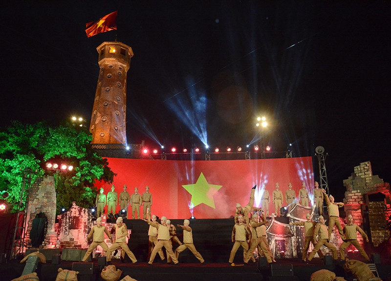 Một tiết mục biểu diễn nghệ thuật trong chương 1 của chương trình với chủ đề "Lời hịch non sông".