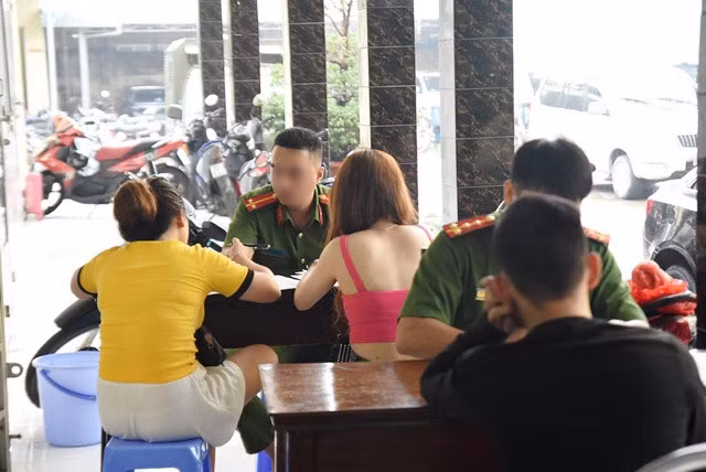 Công an TP Biên Hòa đang lấy lời khai của các đối tượng.