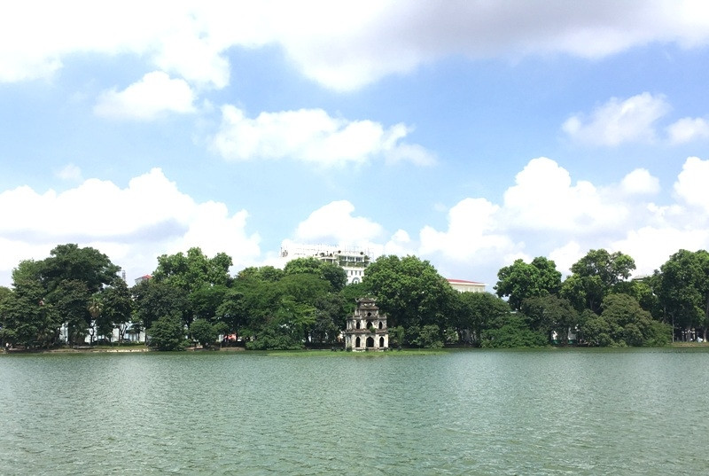 Hồ Hoàn Kiếm - nằm ở trung tâm TP Hà Nội. Quanh đây cũng có rất nhiều địa điểm tham quan du lịch.