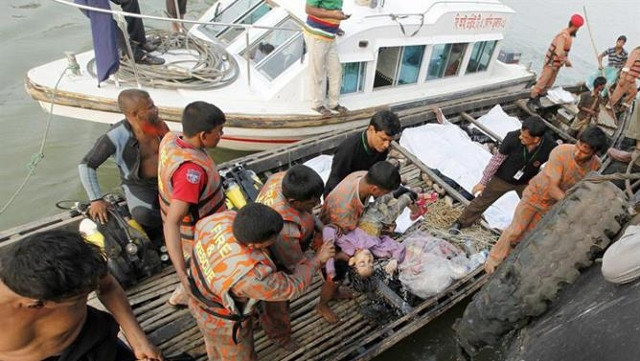 Cứu nạn nhân trong vụ chìm phà ở Băng-la-đét. 