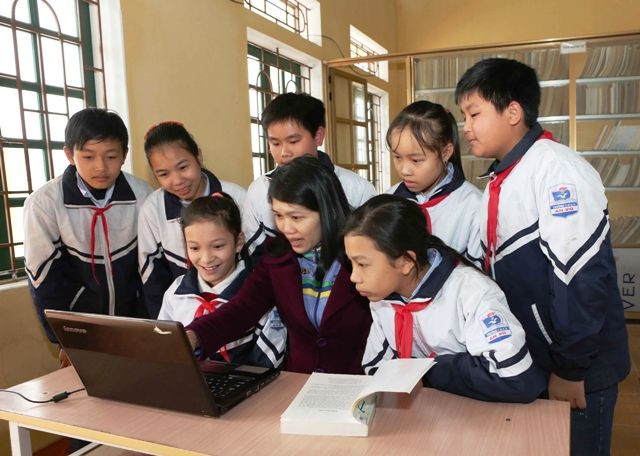 Cô giáo Mai Thị Bích Nguyện hướng dẫn các học sinh truy cập phần mềm giáo dục do cô và đồng nghiệp nghiên cứu.