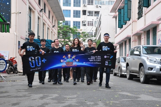 Các hoạt động hưởng ứng Chiến dịch Giờ Trái đất của Tổng Công ty Điện lực TP Hà Nội diễn ra sáng 21-3.(Ảnh: Hoa Việt Cường)