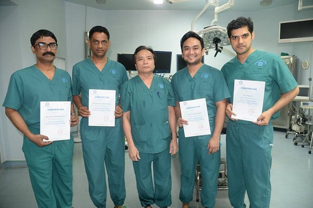 PGS, TS Trần Ngọc Lương (giữa) đã đào tạo và chuyển giao kỹ thuật mổ nội soi tuyến giáp cho nhiều bác sĩ trong và ngoài nước.