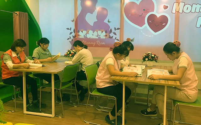 Khi không còn là tổ chức duy nhất đại diện bảo vệ quyền lợi của người lao động, Công đoàn Việt Nam sẽ phải có thêm các giải pháp giữ chân và thu hút đoàn viên. Trong ảnh: Phòng chăm sóc công nhân nữ m