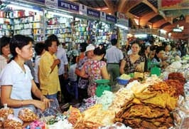 Quầy bán đặc sản khô bò, bánh mứt... ở chợ Bến Thành.