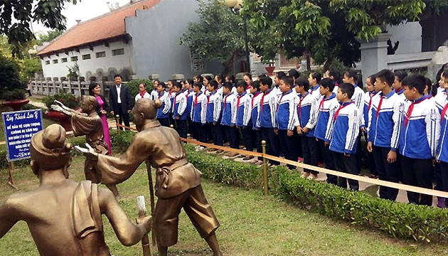 Học sinh dâng hương và thăm quan khu vườn tượng trong khu di tích.