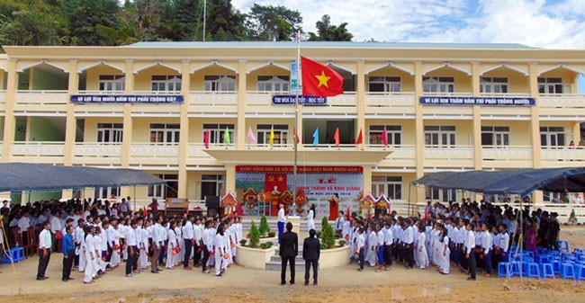 Trường THPT Võ Chí Công, huyện Tây Giang vừa được xây dựng khang trang. Trong ảnh: Thầy trò nhà trường trong lễ khánh thành trường và khai giảng năm học mới 2018-2019.