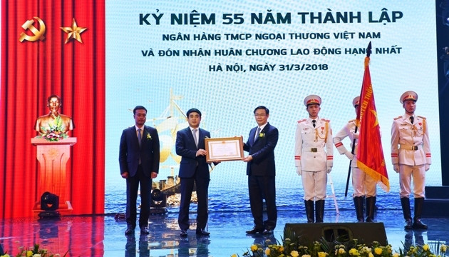Phó Thủ tướng Vương Đình Huệ trao Huân chương Lao động hạng Nhất tặng Vietcombank.