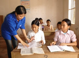 Thanh niên tình nguyện dạy học cho
các em ở vùng sâu, vùng xa.