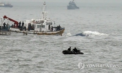 Vụ chìm phà Sewol hôm 16-4-2014 tại vùng biển phía tây nam Hàn Quốc có thể coi là một trong những vụ chìm phà thảm khốc nhất trong lịch sử vận tải biển. (Ảnh: Yonhap) 