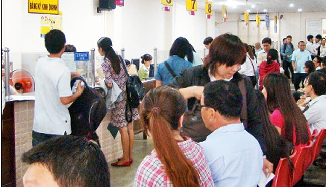 Đại diện nhiều doanh nghiệp đến đăng ký kinh doanh tại Sở Kế hoạch và Đầu tư TP Hồ Chí Minh.