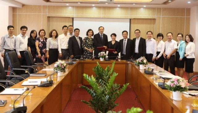 Lễ ký Thỏa thuận hợp tác giữa UBCKNN và Công ty TNHH Deloitte Việt Nam, ngày 21-5.