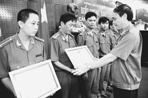 Lãnh đạo Công an thành phố Hà Nội khen thưởng các tập thể, cá nhân đạt thành tích trong khám phá vụ án dùng súng cướp 