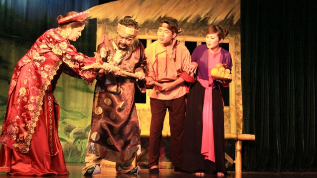 Cảnh trong vở kịch dân gian "Cải lão hoàn đồng".