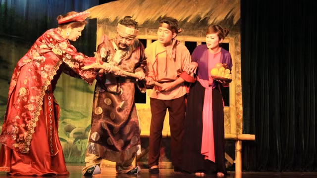 Cảnh trong vở kịch dân gian "Cải lão hoàn đồng".