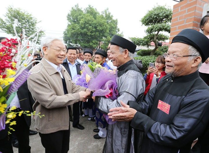 Tổng Bí thư Nguyễn Phú Trọng với cán bộ, nhân dân thôn Phật Tích, xã Phật Tích, huyện Tiên Du (Bắc Ninh). 