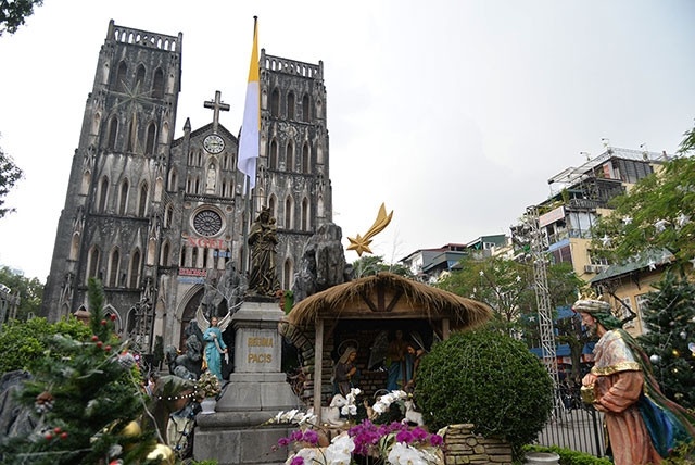 Những ngày này, Nhà thờ Lớn Hà Nội được trang hoàng để chào đón Giáng sinh. Vườn hoa trung tâm trước cửa nhà thờ được trang trí hoạt cảnh hang đá nơi Đức Mẹ sinh chúa Giêsu. 