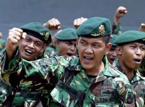 Binh sĩ Indonesia hát mừng
hoàn tất nghĩa vụ tại Aceh.