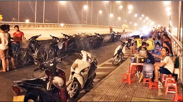 Hàng quán trên cầu Đông Trù gây mất trật tự an toàn giao thông.