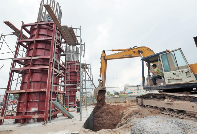 Thi công khu vực mố cầu tại nút giao Cổ Linh - đường dẫn cầu Vĩnh Tuy. Ảnh: HUY HÙNG