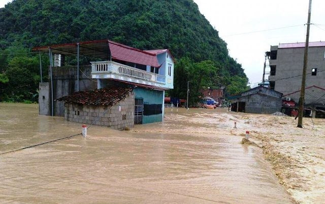 Tuyến đường giao thông ở xã Đàm Thủy, huyện Trùng Khánh, Cao Bằng bị ngập cục bộ.