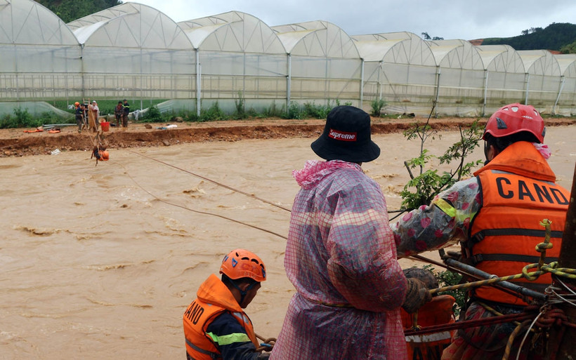 Triển khai phương án “đu dây vượt suối” để giải cứu những người bị lũ cô lập.