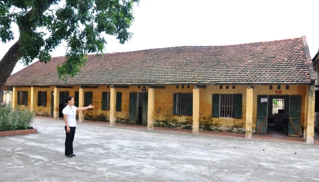 Mặc dù đạt chuẩn quốc gia nhưng học sinh Trường tiểu học Phú Châu (Ba Vì, Hà Nội) vẫn phải học tập trong dãy nhà cấp bốn.
