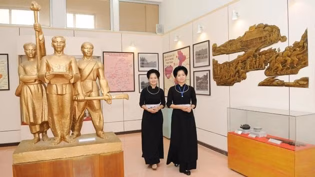 Không khí đấu tranh cách mạng hào hùng, vẻ vang của cuộc kháng chiến chống thực dân Pháp dưới sự lãnh đạo Đảng, Bác Hồ.