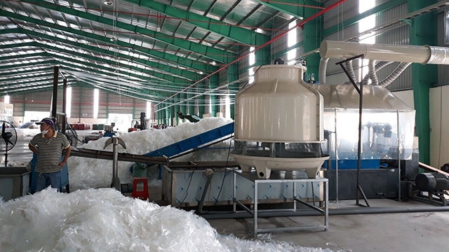 Sản xuất hạt nhựa tái sinh từ nhựa phế liệu của Công ty cổ phần Giang Nam Cát (tỉnh Bình Dương).
