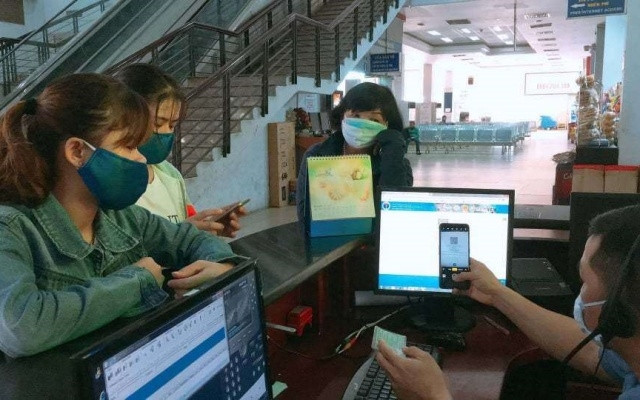 Hành khách đi tàu hỏa khai báo y tế điện tử