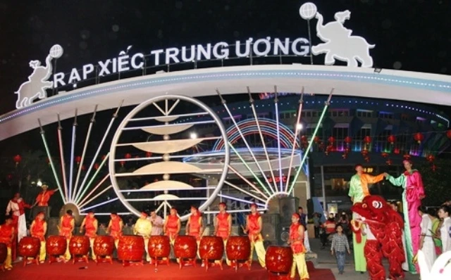 Các nghệ sĩ Liên đoàn Xiếc Việt Nam chuẩn bị cho Gala xiếc quốc tế 2016.