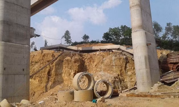 Khẩn trương làm rõ nguyên nhân gãy dầm cầu dẫn lên đường cao tốc Hạ Long - Vân Đồn