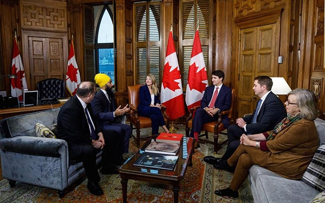 Thủ tướng Canada J.Trudeau (giữa) trong cuộc gặp lãnh đạo các đảng. Ảnh PMO