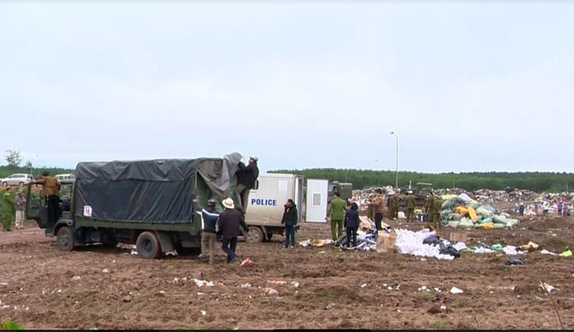 Hàng lậu tập kết ra bãi tiêu hủy.