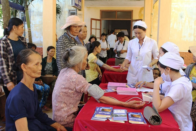 Trung tâm y tế quân dân y kết hợp huyện đảo Lý Sơn tổ chức khám, chữa bệnh cho người dân.