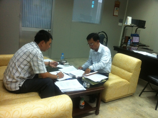 Bí thư Đảng ủy Nhà máy Thuốc lá Khánh Hội Trần Hồng Sơn (bên phải) làm việc với phóng viên Báo Nhân Dân.