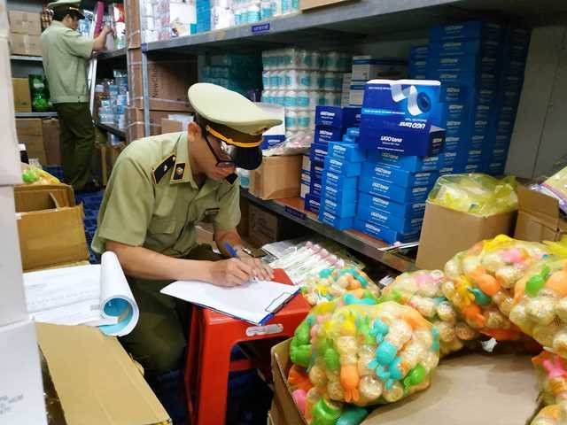 Lực lượng quản lý thị trường tỉnh Đắk Lắk kiểm tra các đơn vị kinh doanh vật tư y tế.