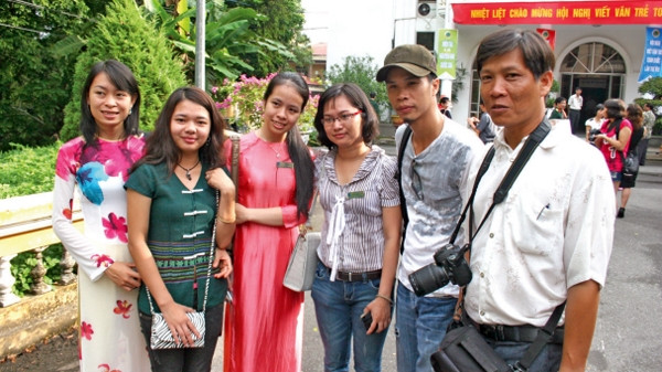  Một số đại biểu dự Hội nghị Viết văn trẻ lần thứ VIII, năm 2011, nay đã là hội viên Hội Nhà văn Việt Nam. Ảnh: PHAN HỮU ĐỖ