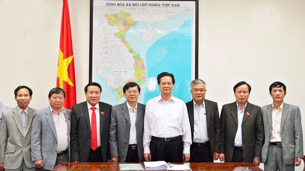 Thủ tướng Nguyễn Tấn Dũng với lãnh đạo tỉnh Quảng Trị.  Ảnh: THỐNG NHẤT (TTXVN)