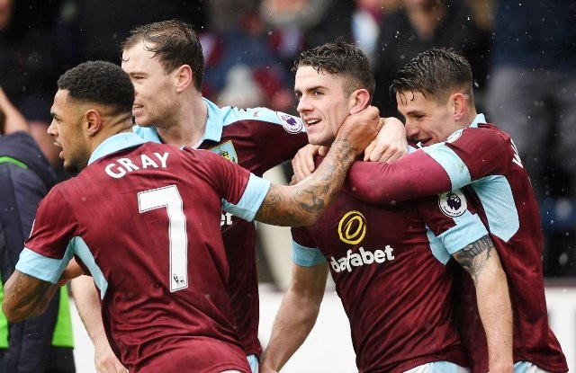 Các cầu thủ Burnley ăn mừng bàn thắng đẹp của R. Brady.