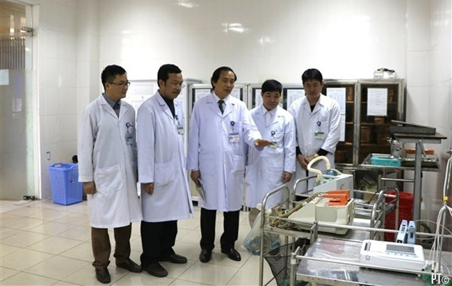 Bác sĩ Nguyễn Viết Đồng (đứng giữa) luôn sâu sát kiểm tra, đôn đốc công việc của bệnh viện.