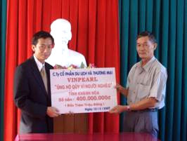 Hòn Ngọc Việt tặng quỹ từ thiện 500 triệu đồng từ tiền bán vé cáp treo