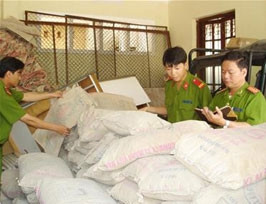 Xi măng giả được Công an huyện Thanh Trì thu giữ. 