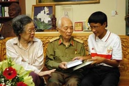 Đại tướng Võ Nguyên Giáp cùng phu nhân trò chuyện và căn dặn Lê Vũ Hoàng.